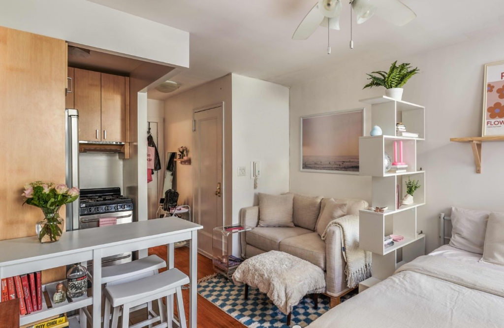 Image explain the studio aprtments in lahore with the luxury martial.